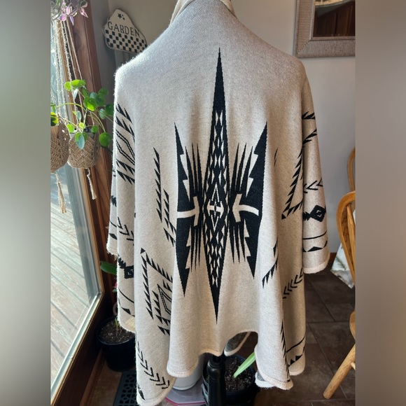 Francesca's Collections Mesquite Tribal Pattern Ruana Wrap - Picture 1 of 9